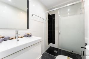 Stylish Seaview Terrace Retreat