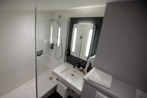 Hotels Ibis Saint-Genis-Pouilly Geneve : photos des chambres