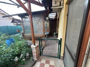 dom pri X Bionic Sphere s bazenom a zahradou