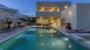 VILLA MAKO, die moderne Luxus-Villa mit Swimmingpool und Whirlpool in ruhiger Vorort-Lage von Pula - Škatari