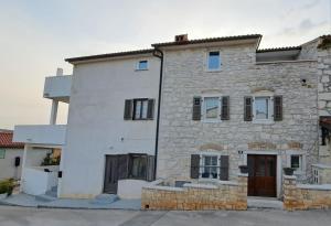 Apartment house Vinka near the beach in Funtana 