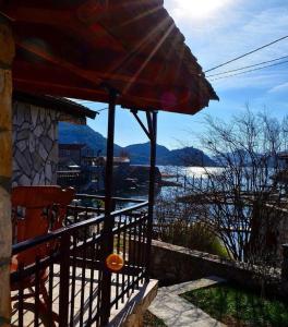 Lakeside oasis home Karuc