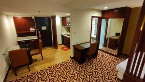 SUN GARDEN Studio and Residences at South China Sea Place Suites