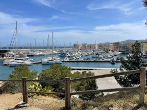 T2 rénové climatisé avec jardinet à 400m des plages - FR-1-610-97