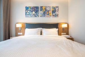 Luxury 2 or 3BR Apartment in Dist 1, Pool and airport pickup