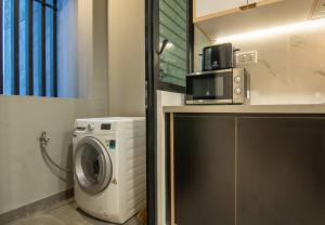 Luxury 2 or 3BR Apartment in Dist 1, Pool and airport pickup