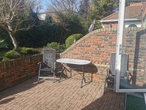 Single room in charming apartment with the terrace and the cat in Sandymount