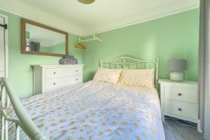 Seaside-Dog Friendly-Country Cottage-w log burner