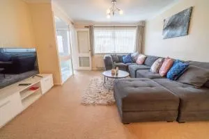 Pass the Keys Stylish 3 bedroom home with free parking - Basford