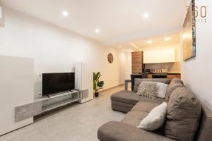 Spacious 3BR designer home just off the promenade by 360 Estates