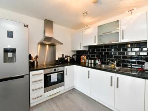 Spacious Cardiff Bay Apartment - Pass the Keys