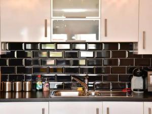 Spacious Cardiff Bay Apartment - Pass the Keys