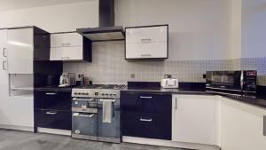 Modern spacious 6 bed in Central Plymouth with Parking