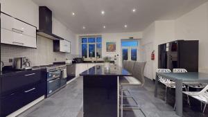 Modern spacious 6 bed in Central Plymouth with Parking