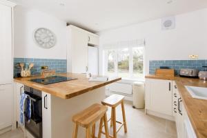 Newly Renovated Cottage 150m from Waterfront