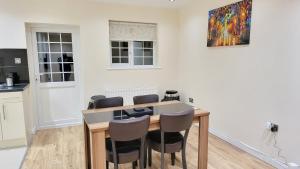 Garland Modern Spacious Apartment With Garden