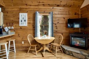Cozy Cabin Retreat: Tiny Trotter