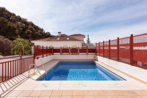 Piscina, patio privado y aparcamiento - 4-звездочные отели в городе Малага