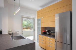 Vouliagmeni Stylish Apartment