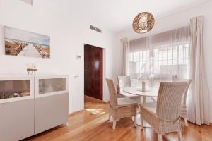 Piscina, patio privado y aparcamiento