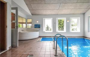 Cozy Home In Humble With Sauna