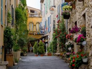 Entire townhouse in the heart of the village