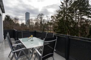 NobleNest: Terrasse - Netflix - Kaffee