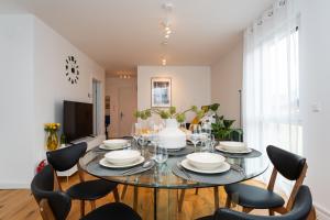 NobleNest: Terrasse - Netflix - Kaffee