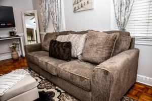 Chic 1 Bed Condo with Pool, Hot Tub, and Parking Near Downtown Mobile