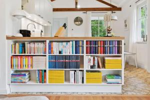 Idylisches Cottage mit Reh