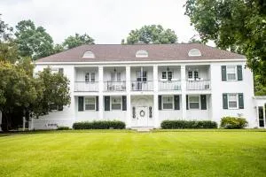 Chic 1 Bed Condo with Pool, Hot Tub, and Parking Near Downtown Mobile - Chickasaw