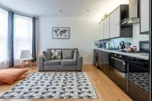 Woodside Gardens Luxury Properties near Alexandra Palace, Tottenham Stadium & Drumsheds - Palmers Green