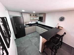 Amplio apartamento en el poblado by Hoost