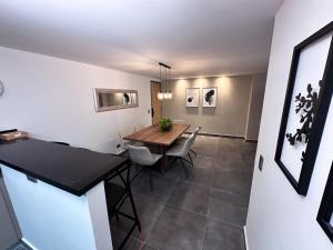 Amplio apartamento en el poblado by Hoost