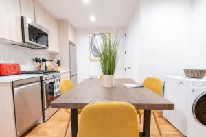 323-1 Specious 2BR Williamsburg