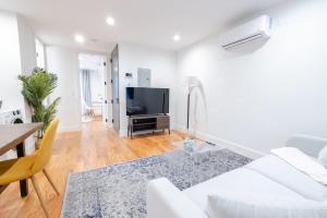 323-1 Specious 2BR Williamsburg