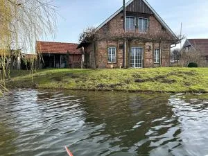 Gemütliches Fachwerkhaus am See mit Kamin - 东贝沃恩