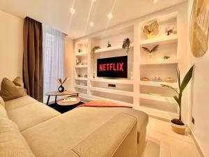 LIBERATION CENTER - PRIVATE Balcony - 24&7 RECEPTION - LUGGAGE STORAGE