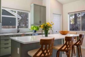 The Rock Trail House+Renovated+Modern+Fireplace+EV+Nice Yard