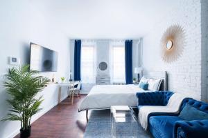 83-2FE UES Central Park Newly Furnished Studio
