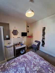 Standard Double Room with External Private Toilet room in Lyndale Guest House