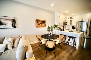 Dreamy Panoramic Lakeview 1 Bedroom plus Den