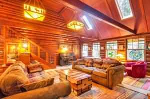 Forested Minikahda Lodge with Hot Tub Near Mt Hood