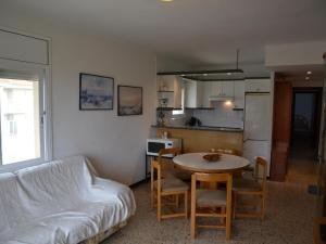 Apartamento soleado con piscina cerca de la playa y del centro en LEstartit - ES-323-18