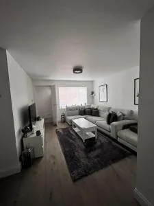 Luxury Ground Floor Maisonette - 豪士罗