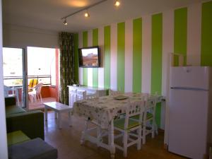 Apartamento Amplio en la Playa con Piscina y Aire Acondicionado, Cerca del Centro y Supermercado - ES-323-37