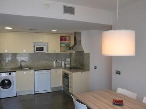 Apartamento céntrico con piscina, parking y a 200m de la playa en LEstartit - ES-323-41