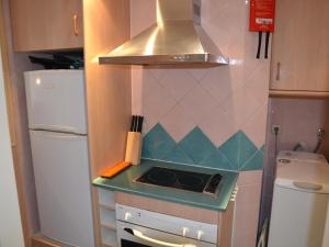 Apartamento acogedor con vista al mar, piscina y acceso directo a la playa en LEstartit - ES-323-36