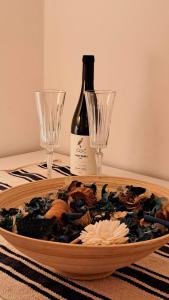 Johnny Apartment, public parking nearby