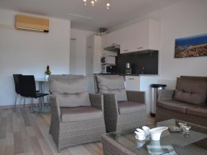 Apartamento Reformado con Estilo, Cerca de la Playa, para Familias, con Terraza y Parking - ES-323-50